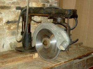 Photo-noir-et-blanc-de-la-première-scie-radiale-inventée-par-dewalt