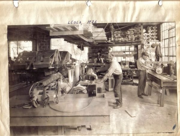 Photo-noir-et-blanc-qui-date-de-1924-représente-les-ouvriés-dans-l'usine-de-la-marque-dewalt